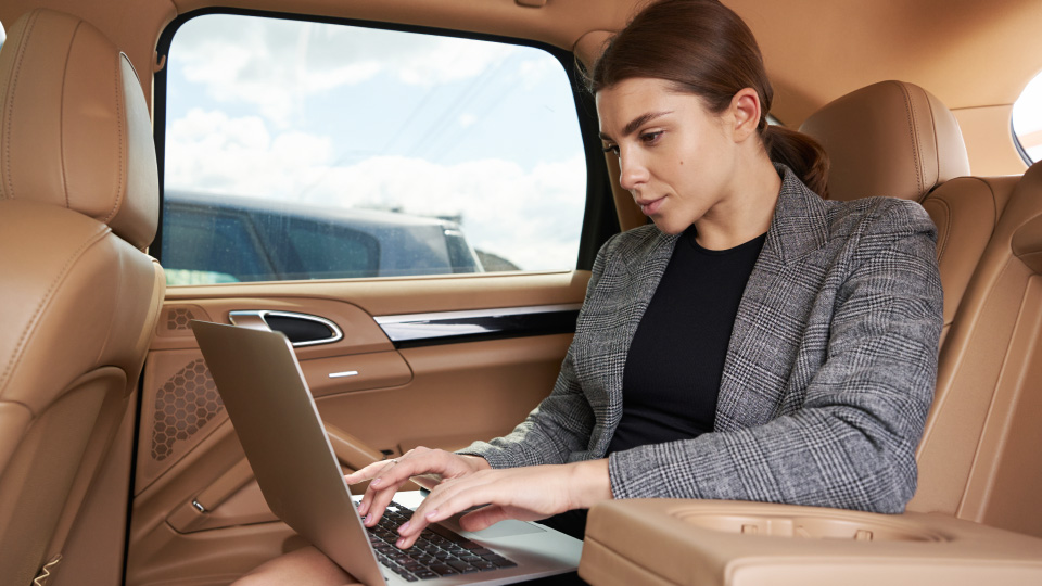 Femme d'affaire dans un taxi